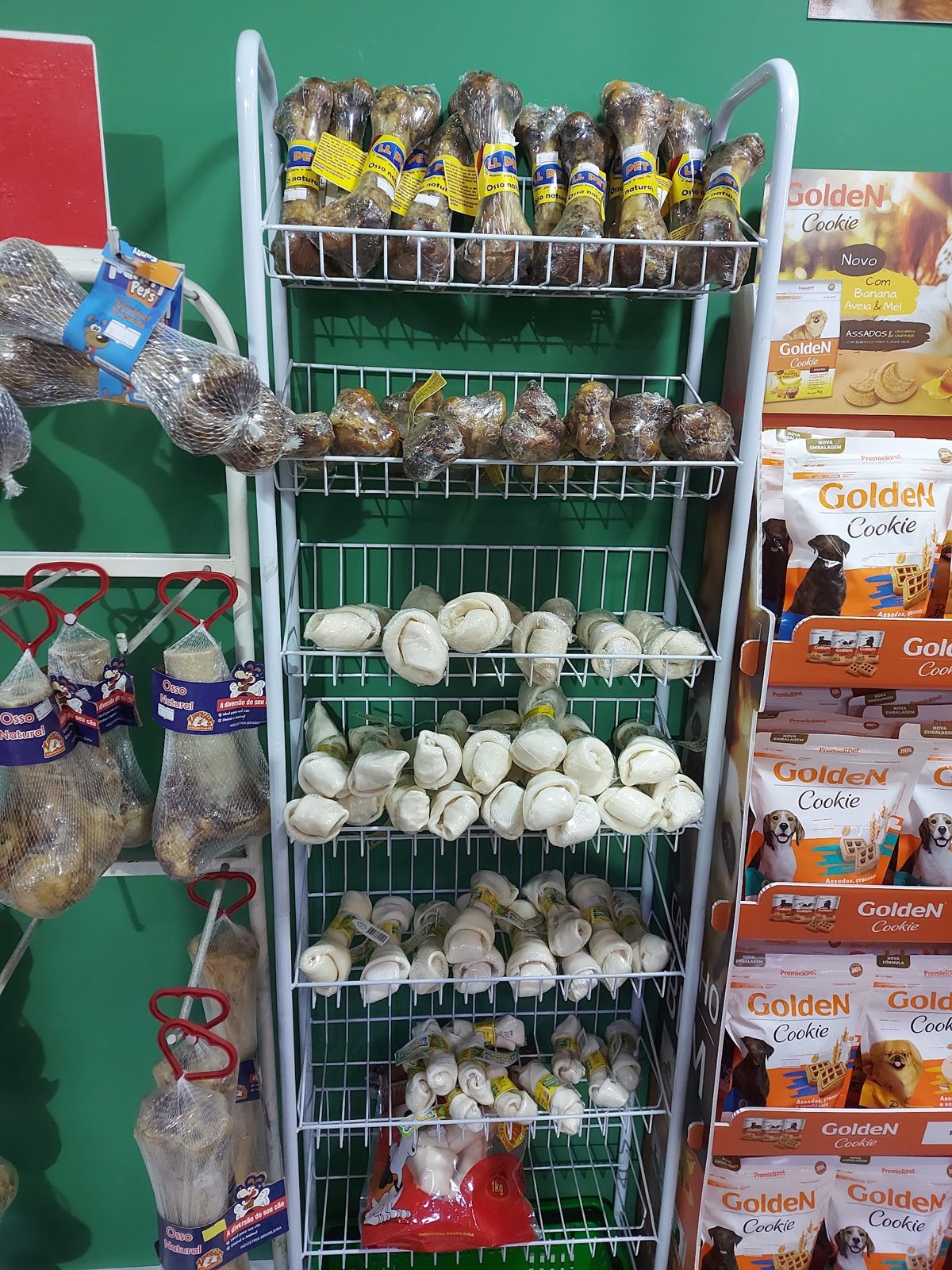 Petiscos e ossinhos no Pet Shop Dálmata